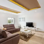 Villa Luxury Vau With Private Heated Pool *