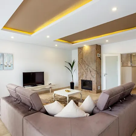 Luxury Vau With Private Heated Pool Villa