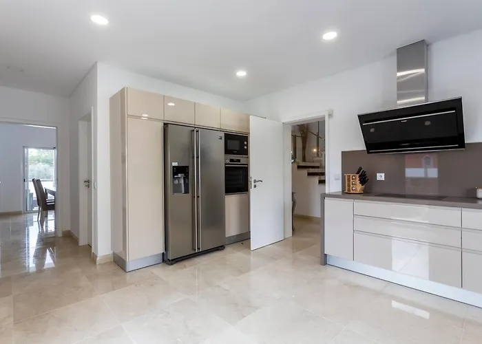 Villa Luxury Vau With Private Heated Pool *